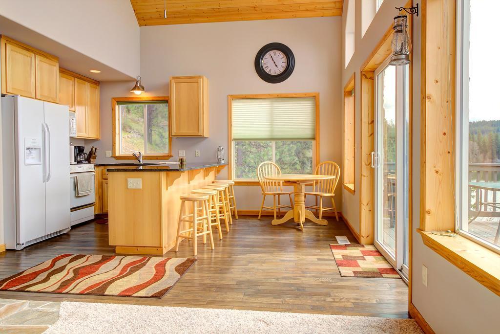 Отель Beautiful Lake Coeur D'Alene Cabin On The Bay Mica Экстерьер фото